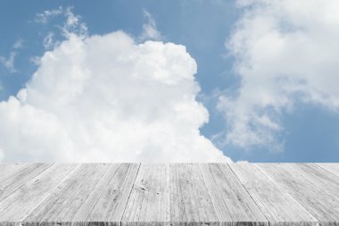 Mavi gökyüzü bulut ile ahşap Teras