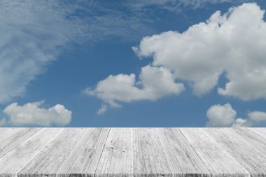 Mavi gökyüzü bulut ile ahşap Teras