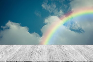 Ahşap Teras ve gökkuşağı gökyüzü bulut mavi, vintag içinde işlem