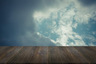 Mavi gökyüzü bulut ile ahşap Teras, vintage tarzı sürecinde