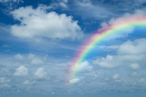 Nuvola di cielo blu con arcobaleno — Foto Stock