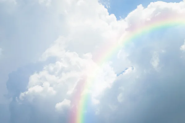 Nube de cielo azul con arco iris — Foto de Stock