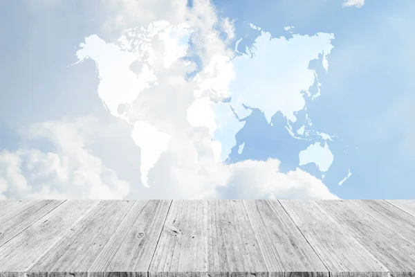 Mavi gökyüzü bulut ahşap Teras ve dünya ile harita — Stok fotoğraf