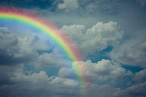 Nuvem céu azul com arco-íris, processo em estilo vintage — Fotografia de Stock
