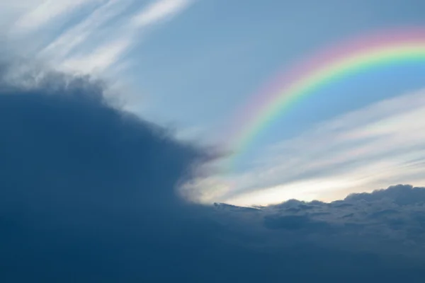 Blauer Himmel mit Regenbogen — Stockfoto
