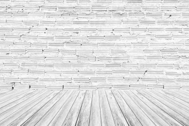 Doku yüzeyi ahşap teras ile kırmızı tuğla duvar