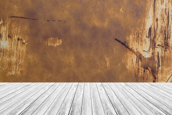 나무 테라스와 금속 녹 벽 텍스처 — 스톡 사진