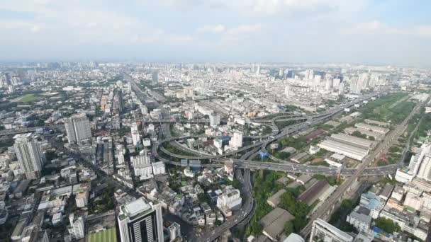 Városképet gazdagító épületnek szánták, gyorsforgalmi forgalmú úton Bangkok város Thaiföldön. — Stock videók