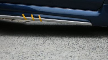 Eğimli bir otopark üzerinde indirdi bir araba