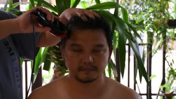 Asiatischer Mann Haare schneiden — Stockvideo