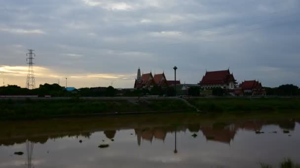 Wat Chai Mongkhon en la orilla del río Chaopraya en la puesta del sol día a la noche, Timelapse — Vídeo de stock