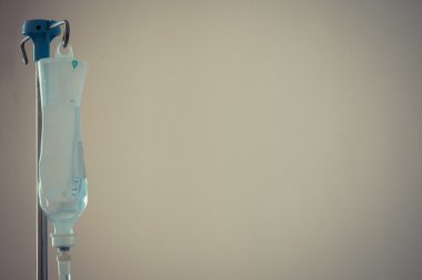 Hastanede hasta için serum fizyolojik çanta