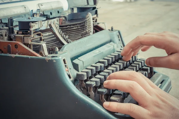 Máquina de escribir y mano humana —  Fotos de Stock