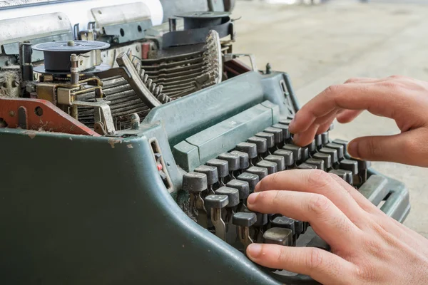 Máquina de escribir y mano humana —  Fotos de Stock