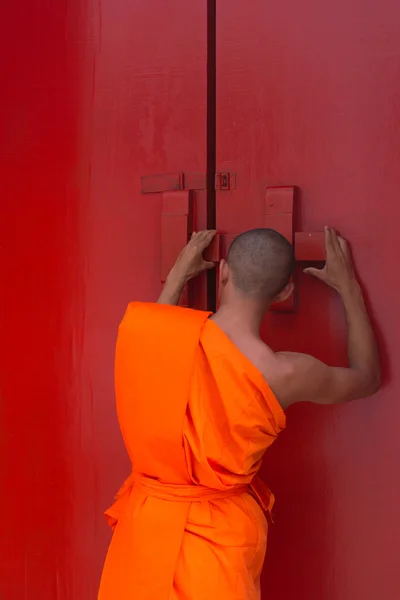 Puerta del templo budista y monje tailandés — Foto de Stock