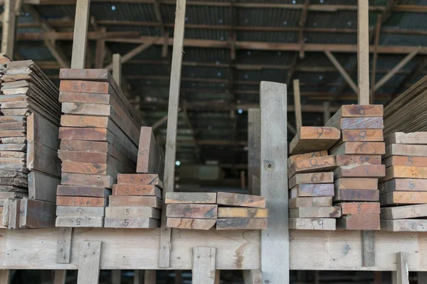 Slat och timmer trä för konstruktion — Stockfoto