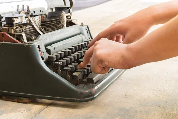 Máquina de escribir y mano humana —  Fotos de Stock