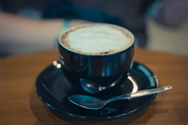 Café chaud en tasse noire — Photo