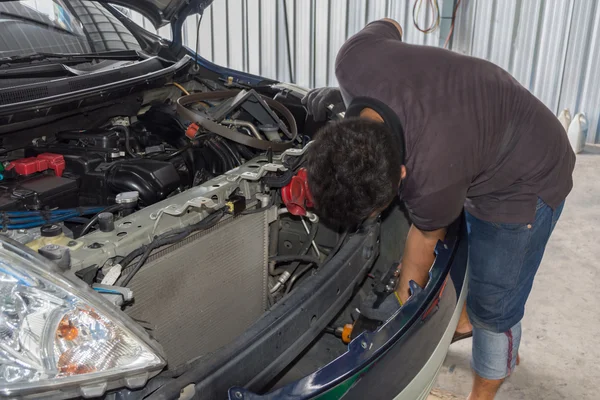 Verificar um carro na garagem — Fotografia de Stock