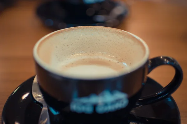Café chaud en tasse noire — Photo
