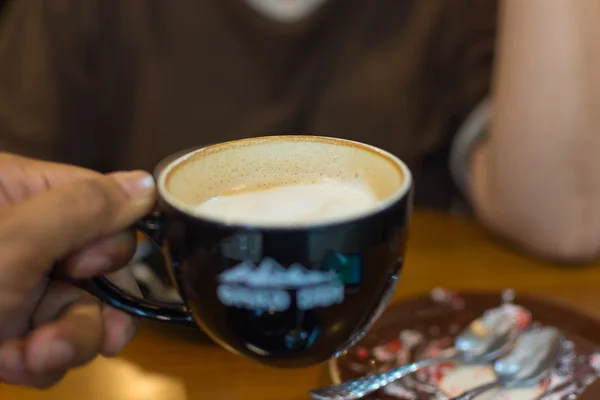 Café chaud en tasse noire — Photo