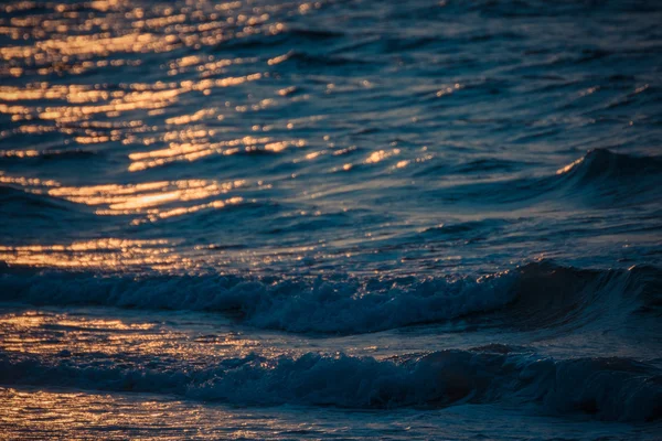 Pôr do sol em uma praia e mar — Fotografia de Stock