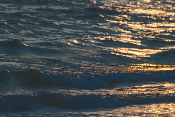 Coucher de soleil sur une plage et la mer — Photo