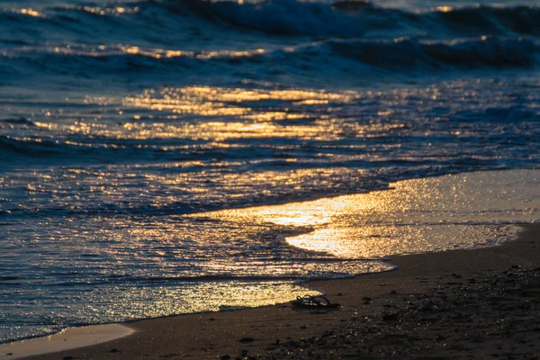 Ηλιοβασίλεμα σε μια παραλία και θάλασσα — Φωτογραφία Αρχείου