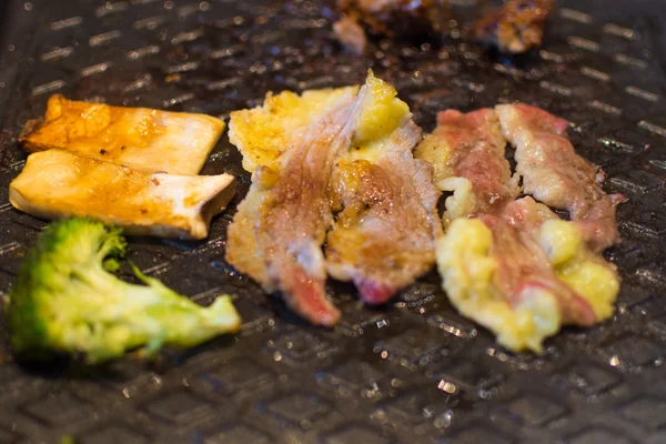 Cozinha de carne crua grelhada em grelhador wagyu — Fotografia de Stock