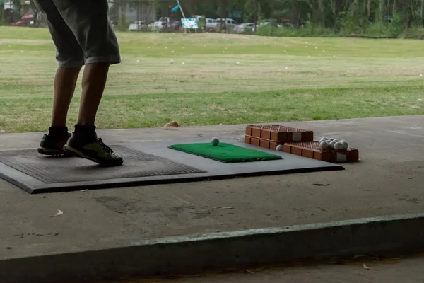 Jugador de golf y pelota de golf en verde — Foto de Stock