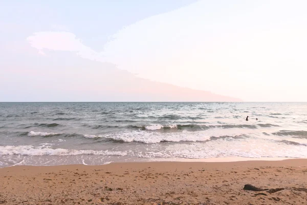 Puesta de sol en una playa y mar — Foto de Stock