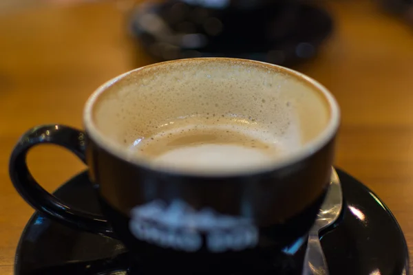 블랙 컵에 뜨거운 커피 — 스톡 사진