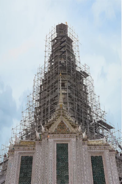 Thaise pagode herstellen in de tempel (Wat Arun Ratchawararam) — Stockfoto