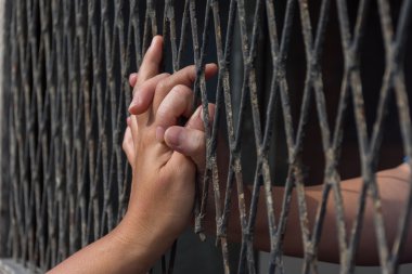 Eller erkek ve kadın üzerinde çelik kafes