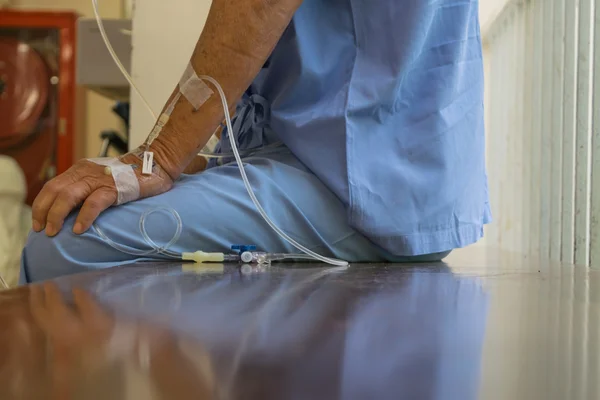 Un paciente en el hospital con solución salina intravenosa — Foto de Stock