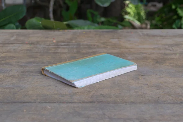 Altes Notizbuch auf Holz — Stockfoto