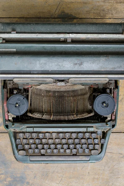 Máquina de escribir sobre madera —  Fotos de Stock