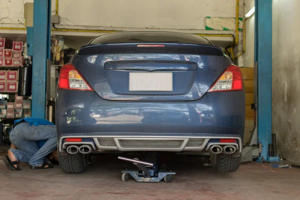 Checking car suspension — Stock Photo, Image