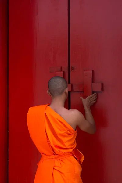Monge tailandês e portão do templo budista — Fotografia de Stock
