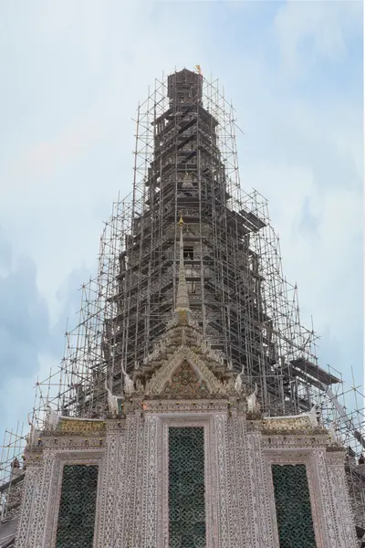 Pagode tailandês reparando no templo (Wat Arun Ratchawararam ) — Fotografia de Stock