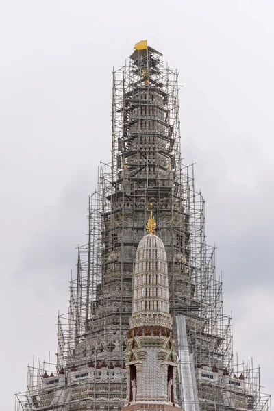 Pagode tailandês reparando no templo (Wat Arun Ratchawararam ) — Fotografia de Stock