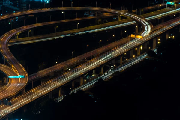 Stadsgezicht, Expressway met licht van auto op de weg en stad — Stockfoto
