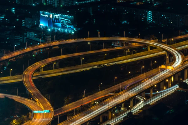 Stadsgezicht, Expressway met licht van auto op de weg en stad — Stockfoto