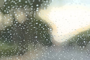 Su bardağa düşer.