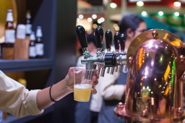 Barman of barman gieten een tapbiertje pils van bier kraan — Stockfoto