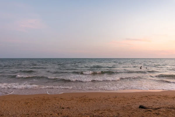 Puesta de sol en una playa y mar — Foto de Stock