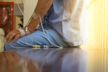 bir hasta serum intravenöz ile hastaneye