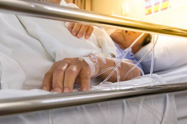 bir hasta serum intravenöz ile hastaneye