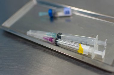 Çelik tepside iğne ile şırınga