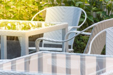 Beyaz mobilya masa sandalye ve cam